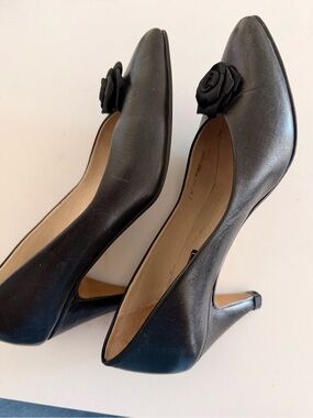 Vintage Black Stiletto’s | Kitten Heel | Closed toe Rose Leather Pumps